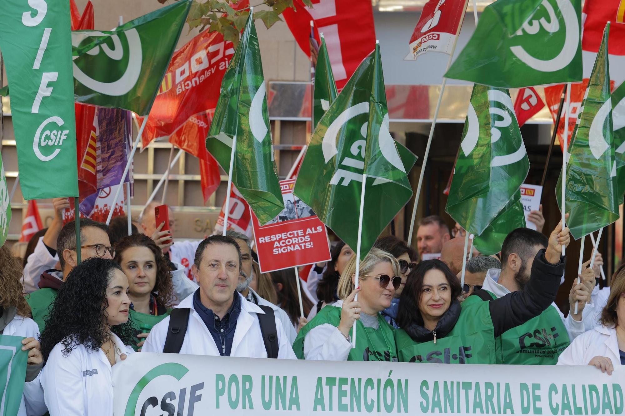 Protesta de los sanitarios valencianos frente a la conselleria