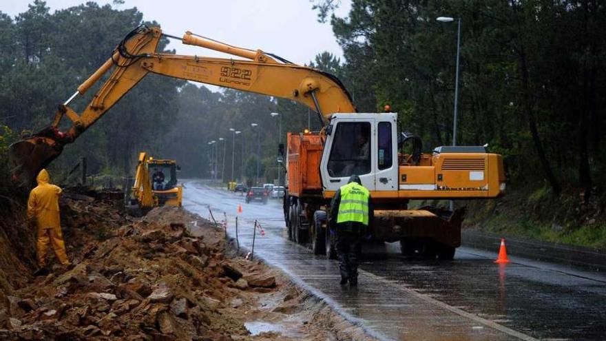 Las obras en la Po-306 están siendo ejecutadas por Covsa. // Iñaki Abella