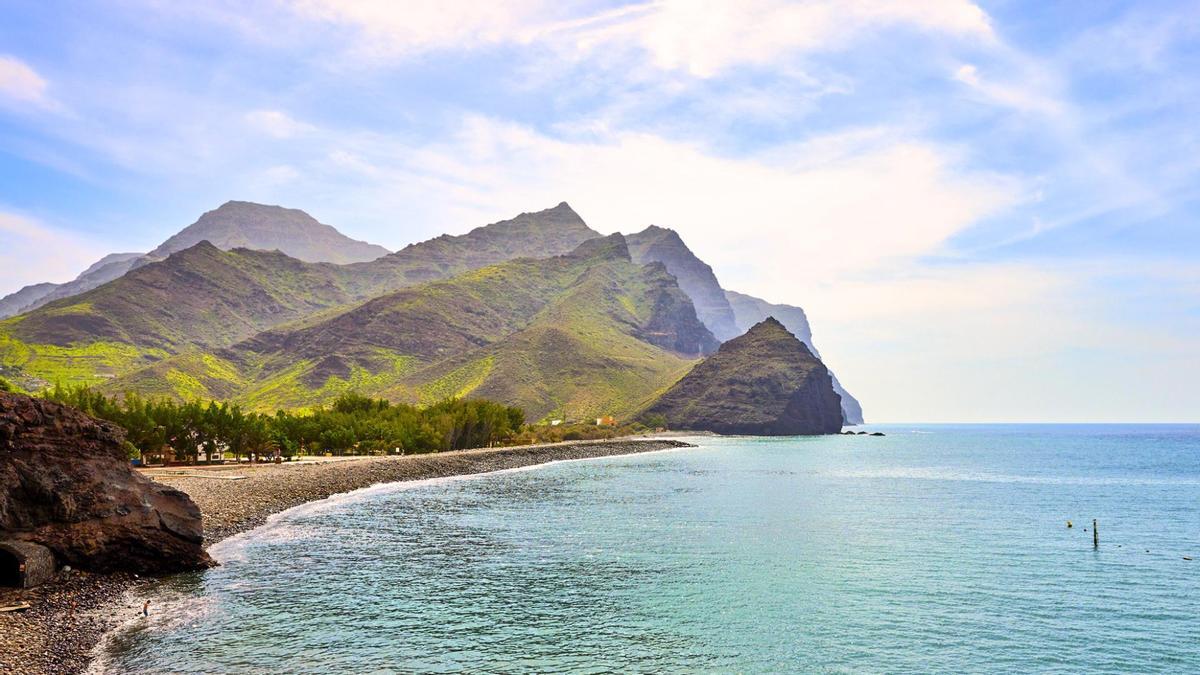 Una ruta de senderismo que lleva hasta un paraje natural virgen de arena negra volcánica y aguas cristalinas.