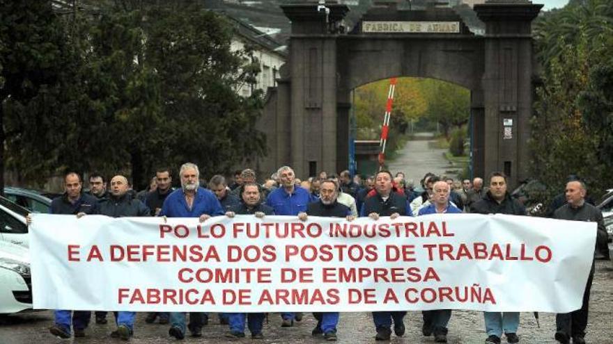 Los trabajadores, ayer a su salida de la Fábrica de Armas para iniciar la movilización. / rubén ardao