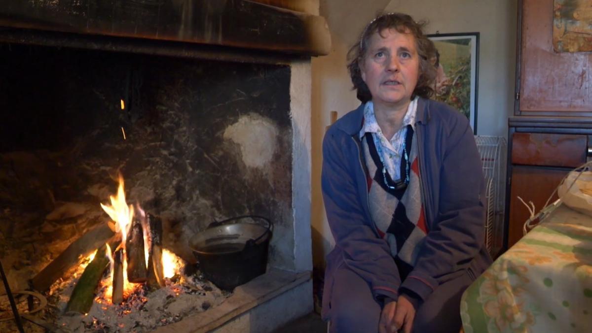 Giuseppina, al lado de su hoguera, en su casa sin electrodomésticos.