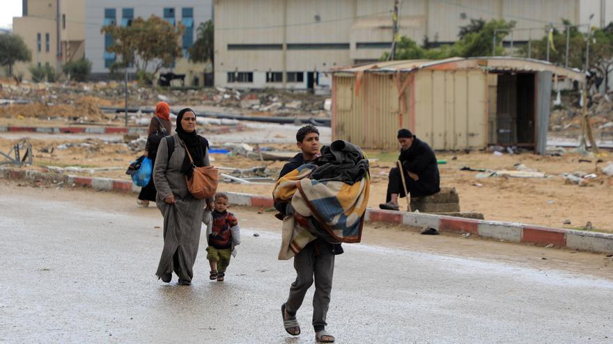 Civiles palestinos en Jan Yunis, en el sur de la Franja de Gaza