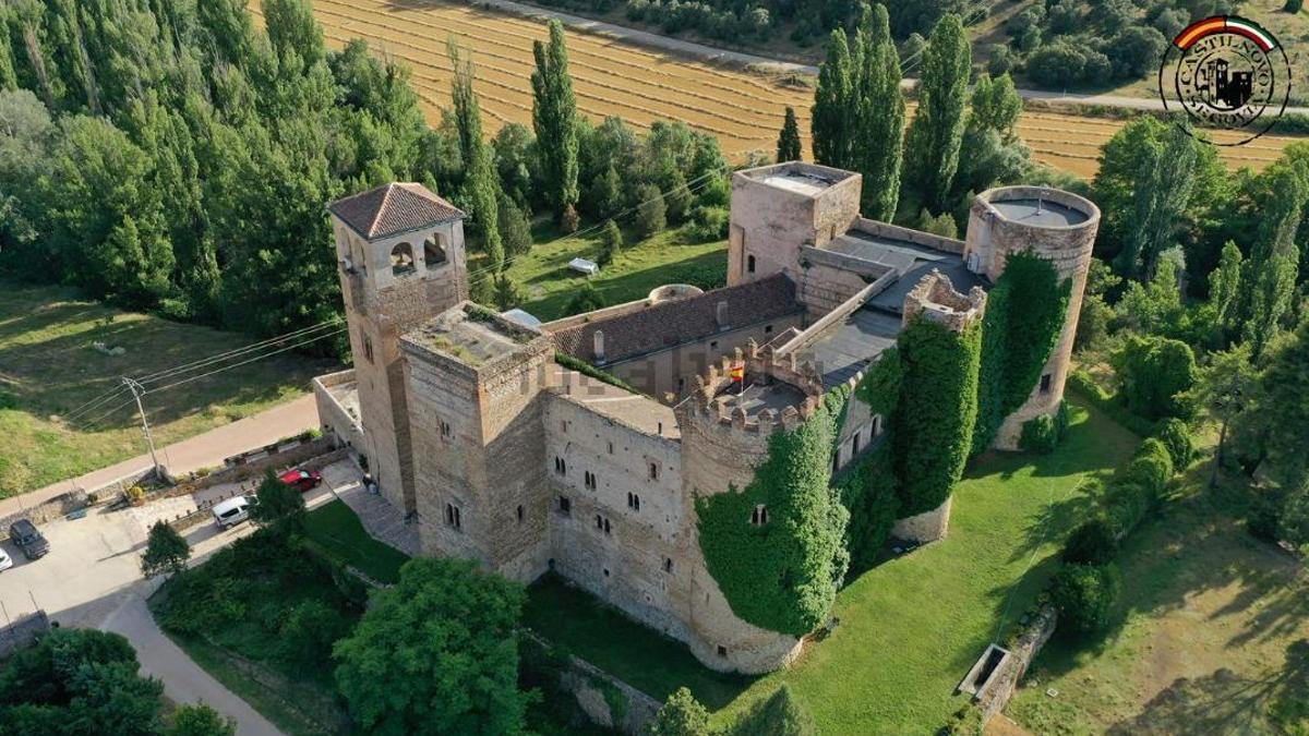 Vista del castillo de Castilnovo, en Segovia, que se vende por 15 millones de euros.