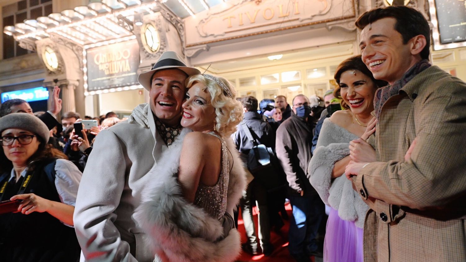 Los actores Iván Labanda y Mireia Portas llegan al teatro Tivoli cuando se cumplen 70 años del estreno de 'Cantando bajo la lluvia' .