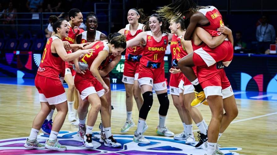 Las jugadoras españolas celebran el oro de campeonas de Europa conquistado en el Novomatic Arena de Sopron (Hungría)