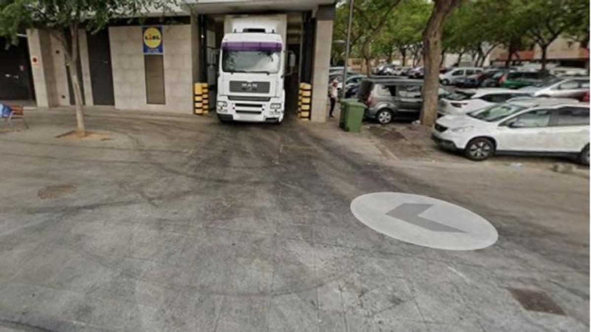 Denuncian riesgos para los peatones en la carga y descarga de supermercados en Nou Llevant