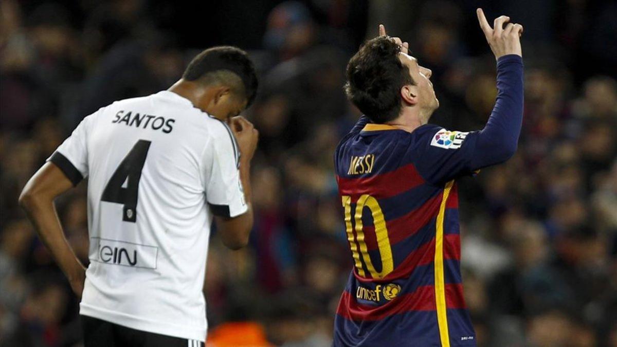 Leo Messi celebra un gol al lado de un Aderllan Santos decepcionado