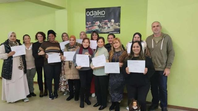 Las participantes, posando con sus certificados.
