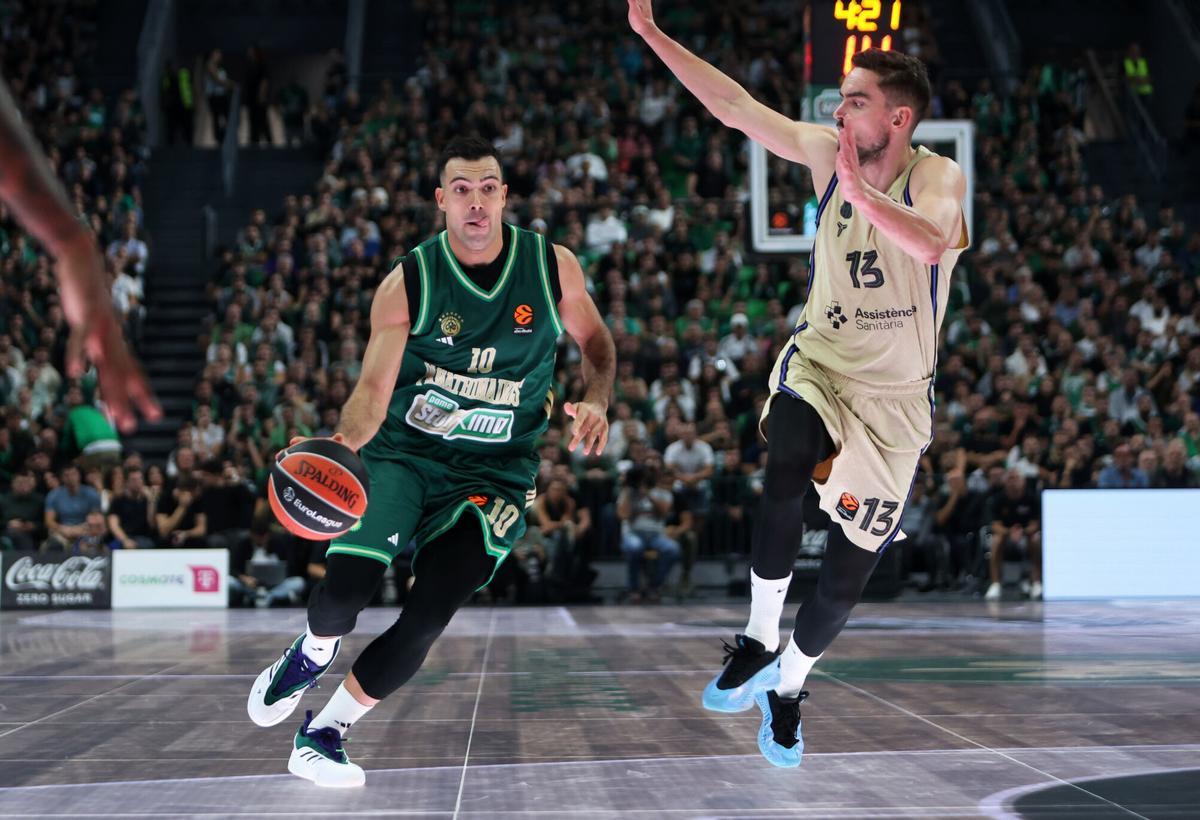ATHENS (Greece), 03/10/2025.- Panathinaikos' Kostas Sloukas (L) and Barcelona's Tomas Satoransky (R) in action during the EuroLeague Basketball match between Panathinaikos and Barcelona, in Athens, Greece, 03 October 2025. (Baloncesto, Euroliga, Grecia, Atenas) EFE/EPA/PETE ANDREOU