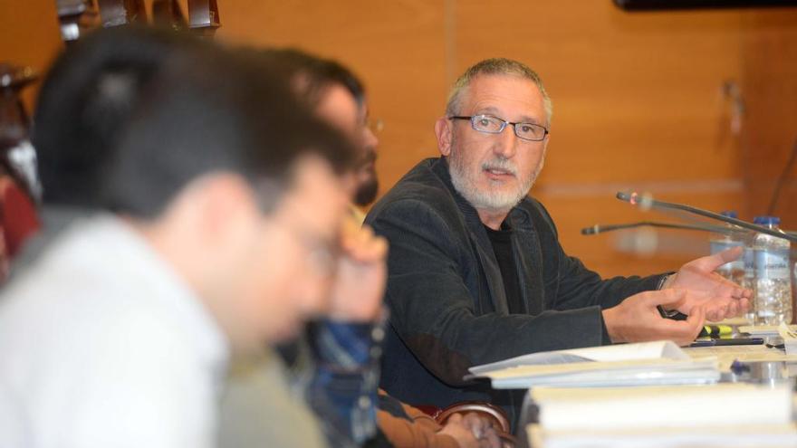 Caamaño durante su dura intervención enel pleno celebrado ayer en Cambados