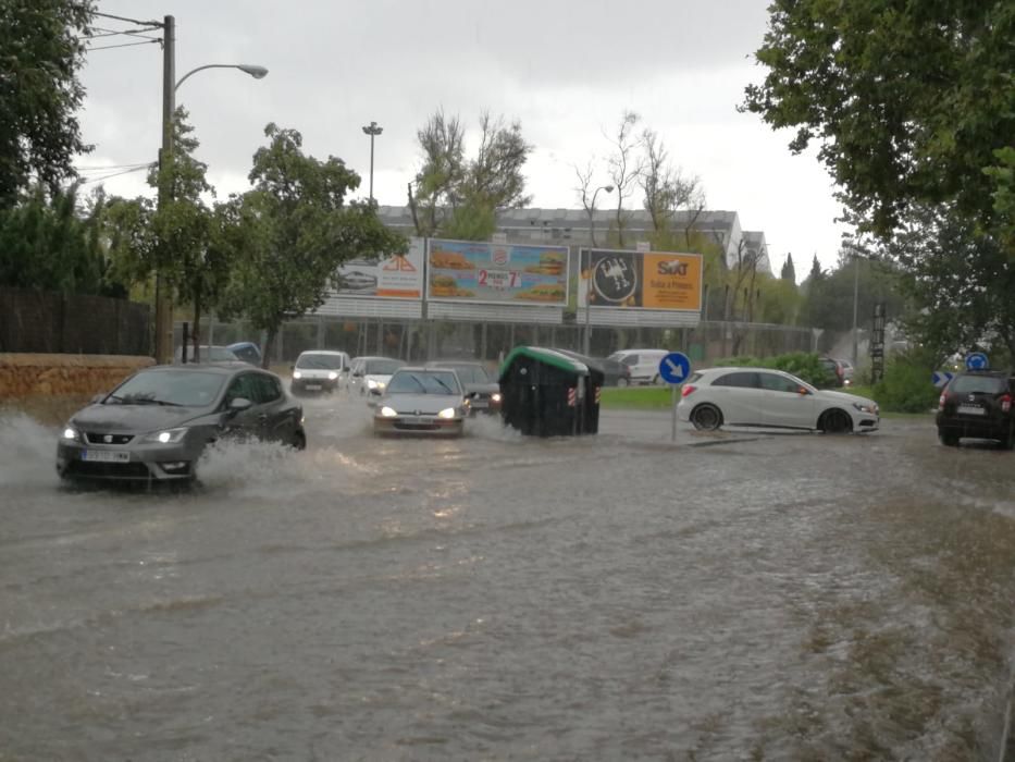 Calles inundadas por la tormenta en la rotonda de Son Moix