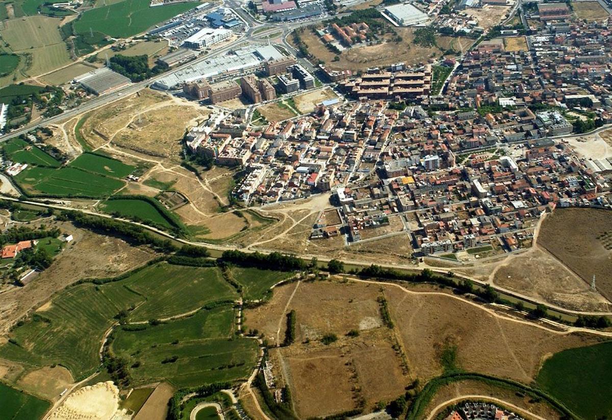 Vista aérea de Valdefierro en 2005, con varios terrenos todavía por desarrollar.