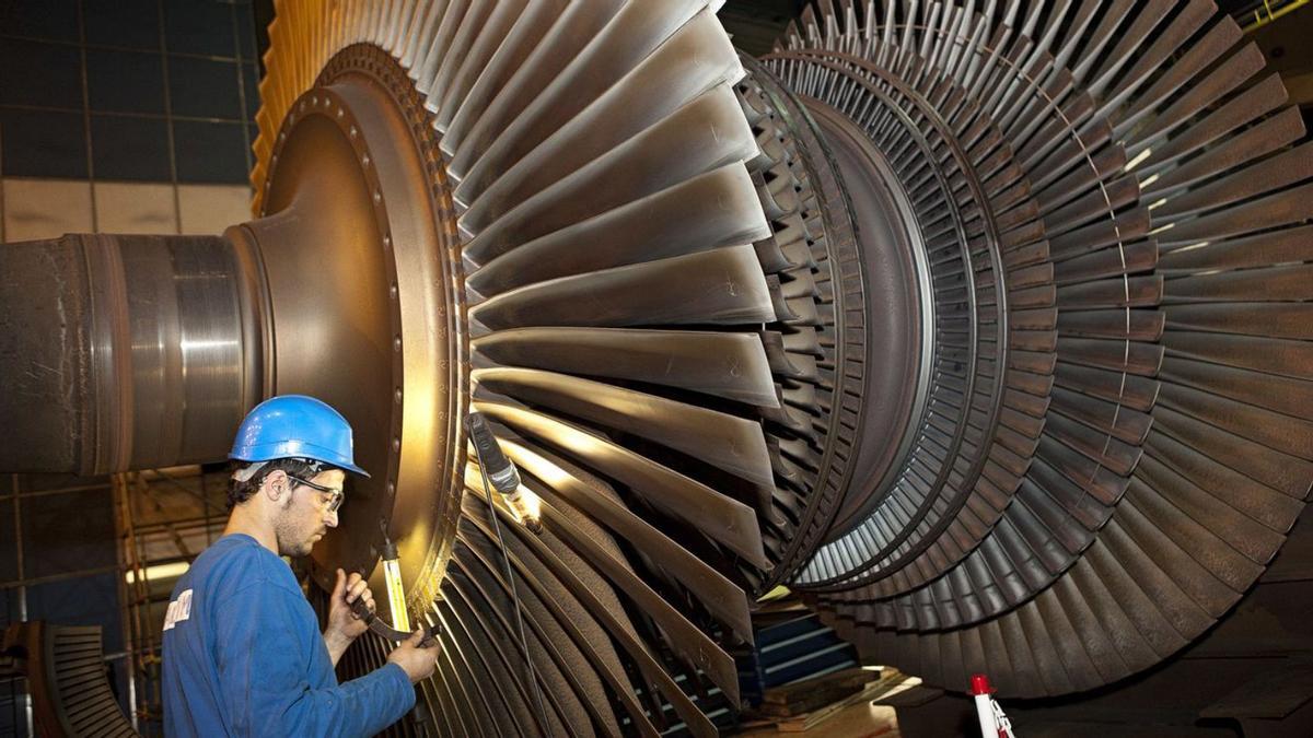 Un operario trabajando en una turbina del grupo 2 de la central térmica de Aboño.  | JUAN PLAZA