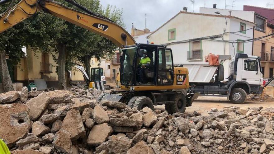 Ya se ha levantado el antiguo pavimento de la plaza. | SERVICIO ESPECIAL