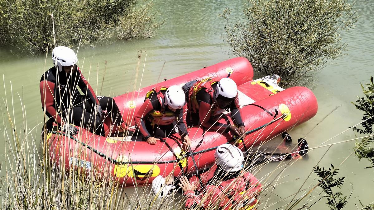 Uno de los ejercicios de rescate que están realizando estos días en las aguas del río Gállego.