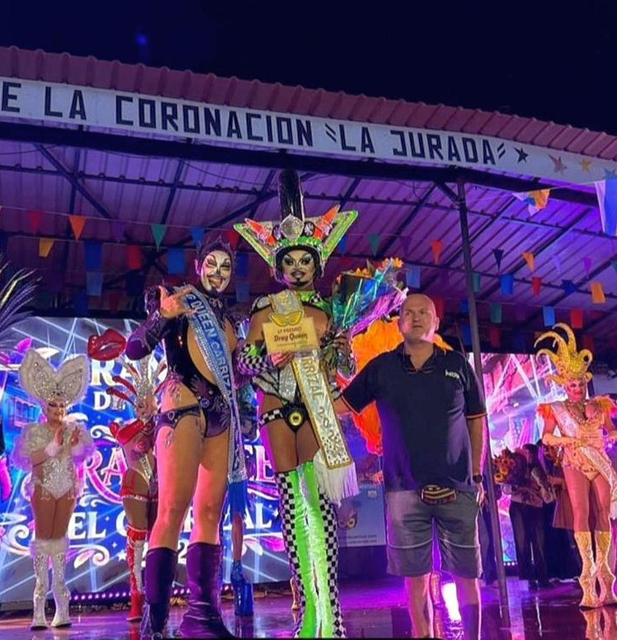 Momento de la coronación de Drag Hefesto como ganador del concurso de Drag Queen del Carnaval de Carrizal.