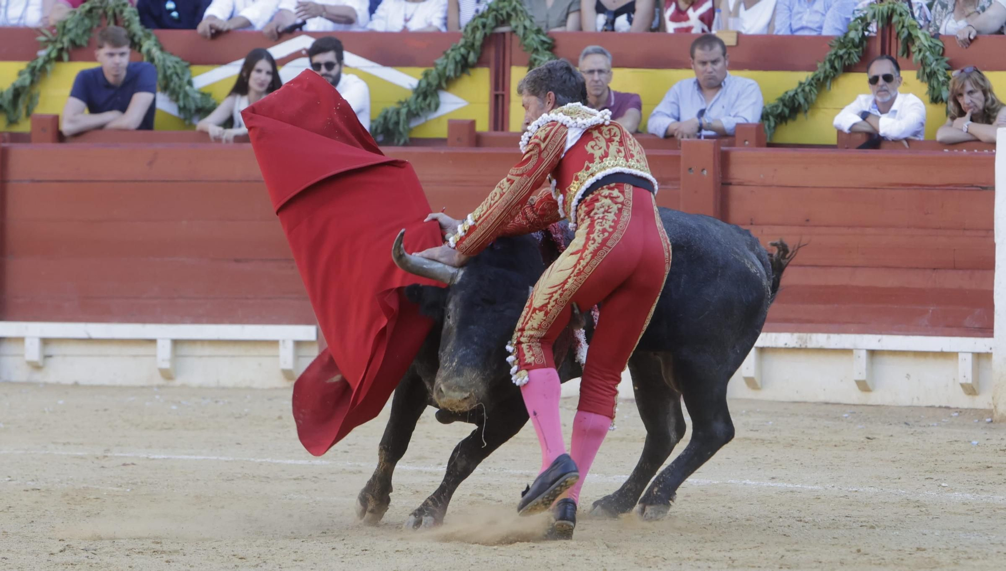 Susto para Escribano en el segundo de la tarde en Alicante
