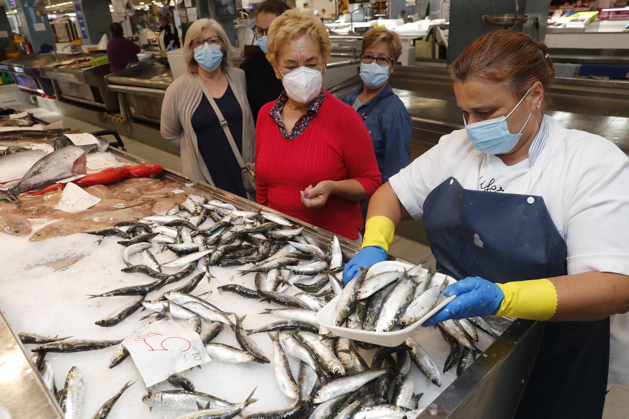 Noche de San Juan, día de sardinas en el mercado de Teis