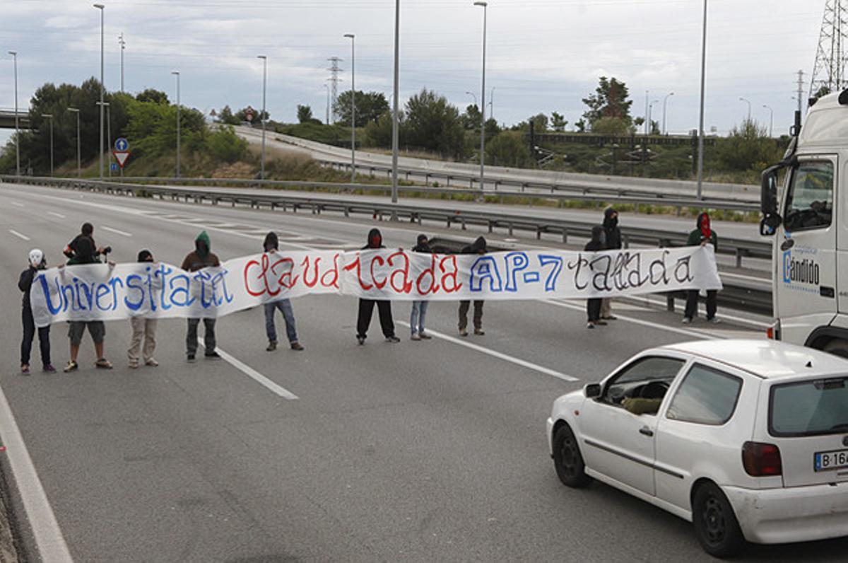 Un centenar d’estudiants de la Universitat Autònoma de Barcelona tallen el trànsit de l’AP-7 i la B-30 durant la jornada de vaga d’Educació, a Cerdanyola del Vallès.