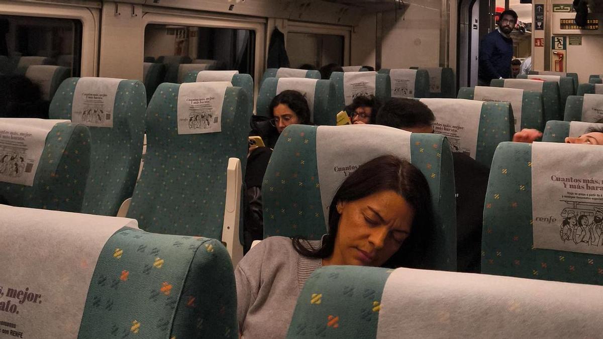 Pasajeros esperando en el interior del tren.