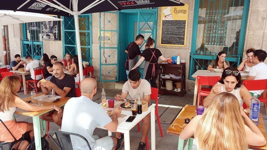 Clientes almorzando en una terraza de un local vigués.