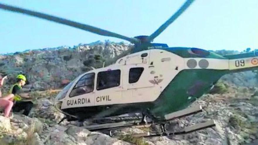 Rescate de una excursionista en la Serra de Tramuntana en el helicóptero de la Guardia Civil.