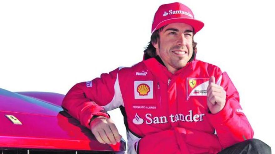 Fernando Alonso posa junto a un modelo de Ferrari en la estación invernal de Madonna di Campiglio. | efe