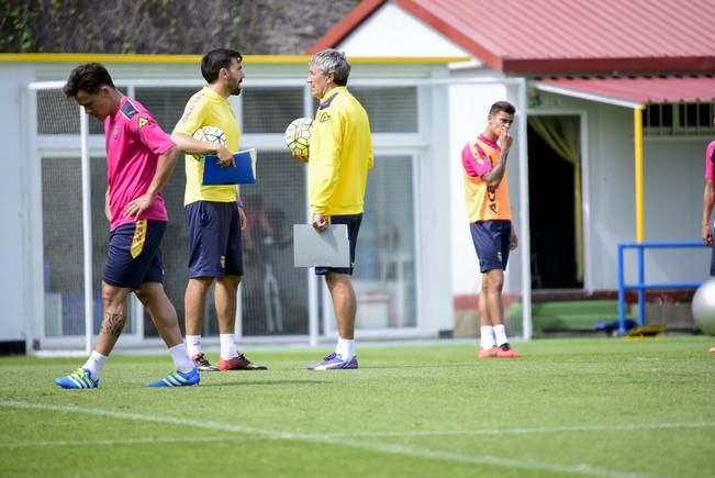 Entrenamiento de la UD LAS PALMAS en Barranco ...