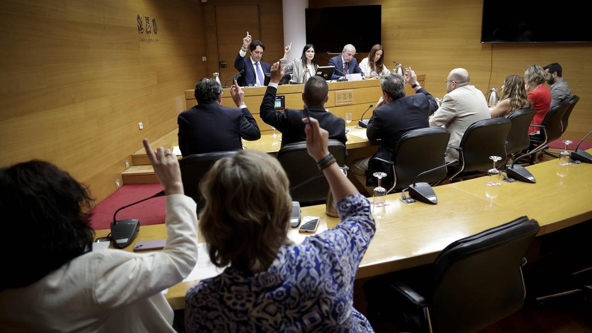 La comisión de investigación de la dana vota durante una de las sesiones celebradas, imagen de archivo.