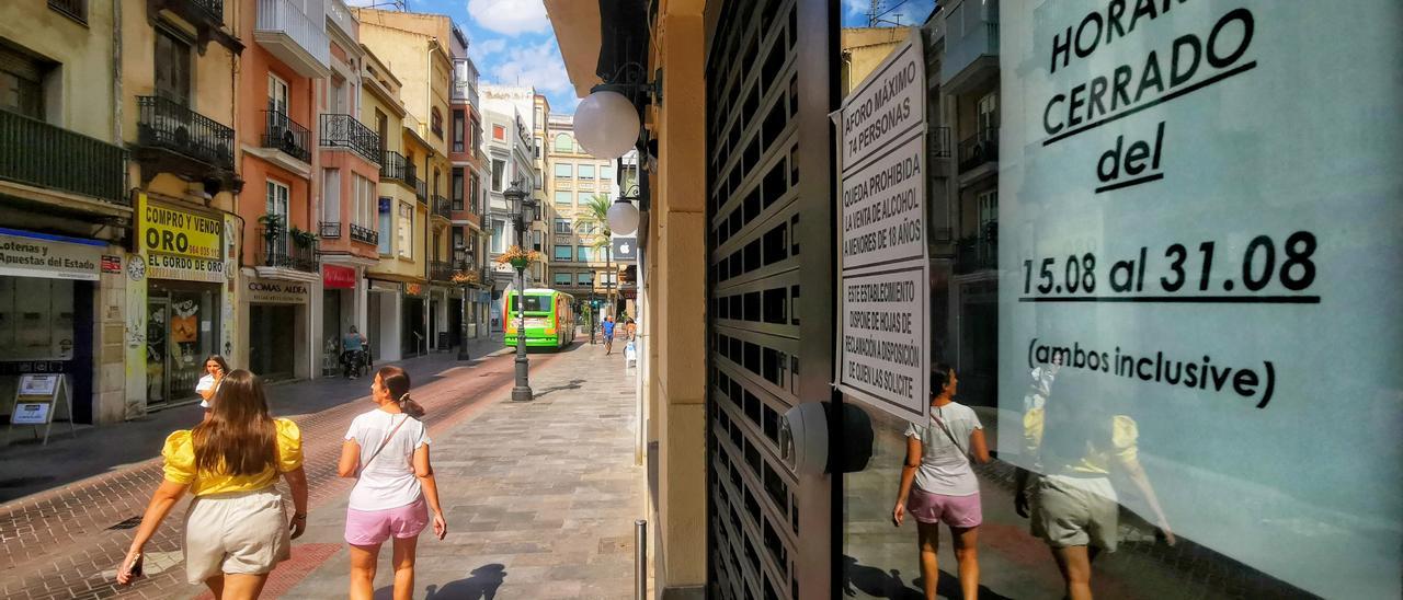 Los carteles de cerrado por vacaciones se repiten estos días en muchos escaparates de Castelló.