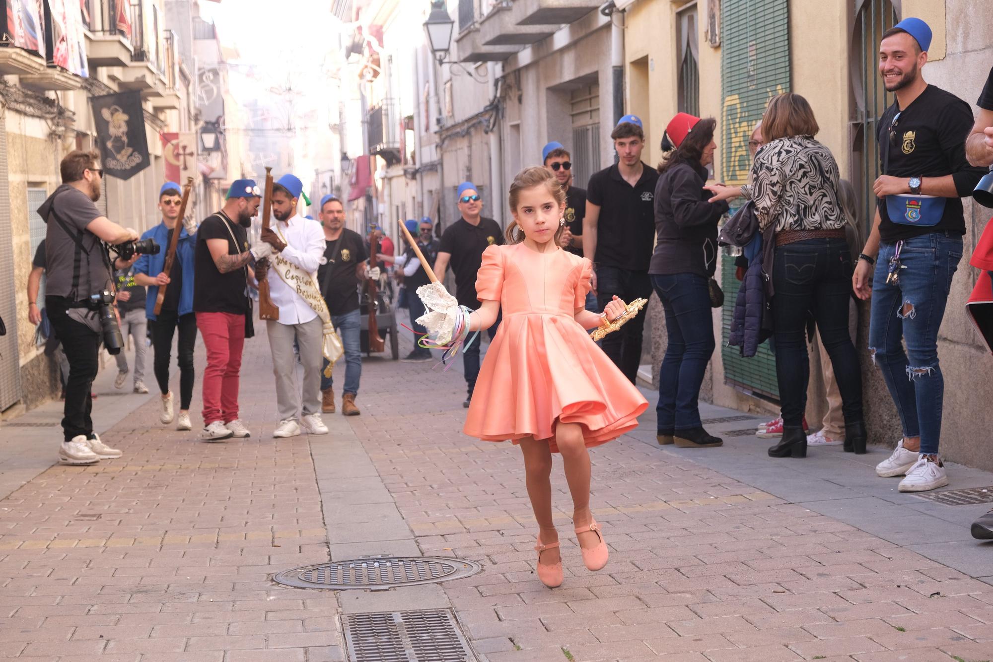 Fiesta de Els Capitans y desfile de abanderadas de Moros y Cristianos de Petrer, en imágenes