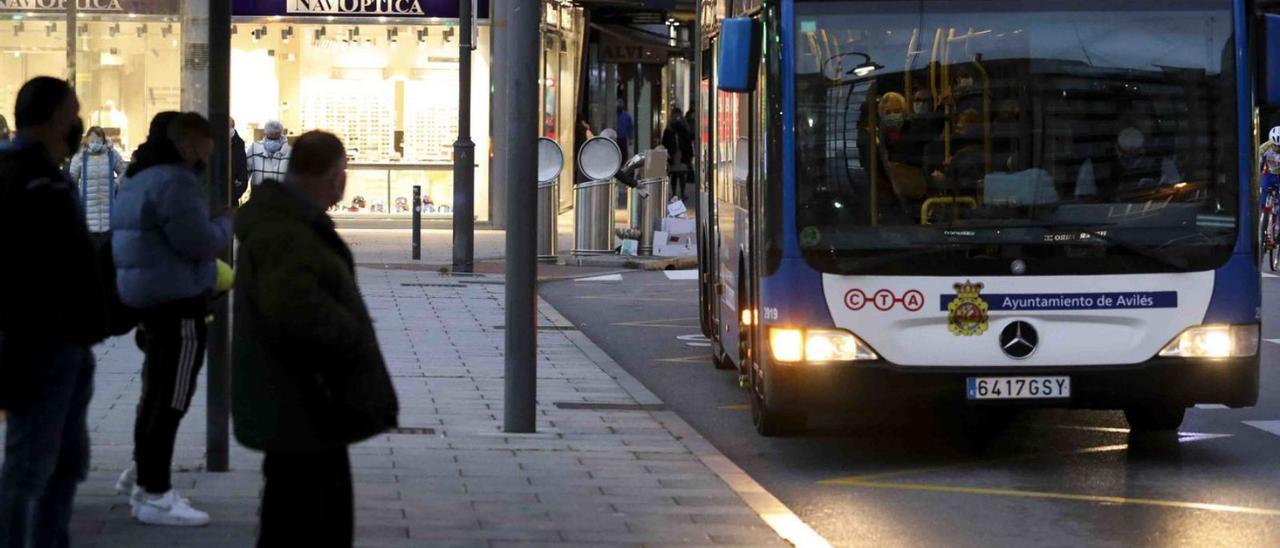 Un autobús de la línea L1, la de más largo recorrido en la comarca, a su llegada a una céntrica parada en Las Meanas, en el centro de la ciudad. | Ricardo Solís