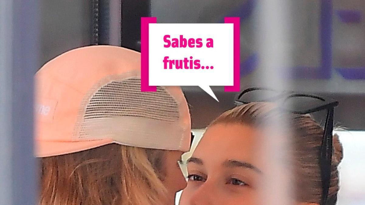 Hailey Baldwin y Justin Bieber se miran acaramelados tras un beso