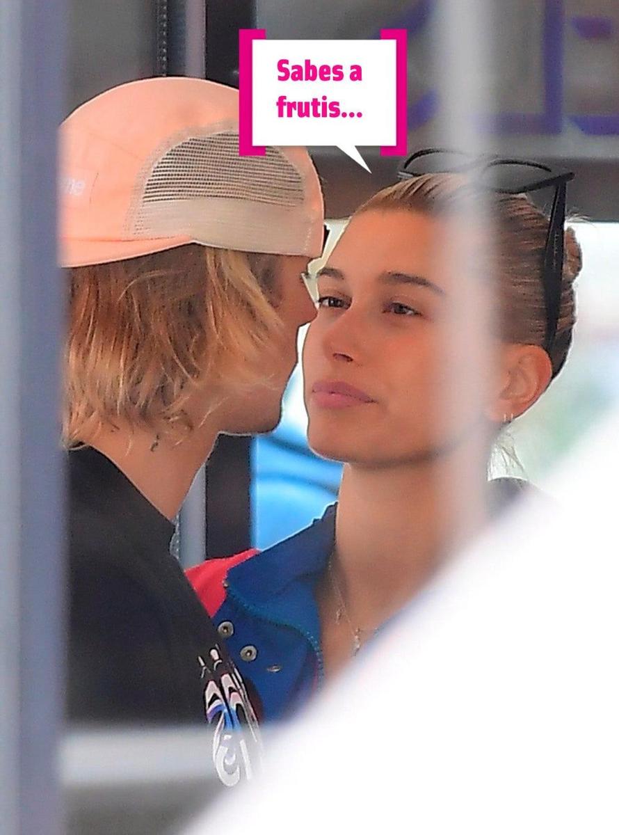 Hailey Baldwin y Justin Bieber se miran acaramelados