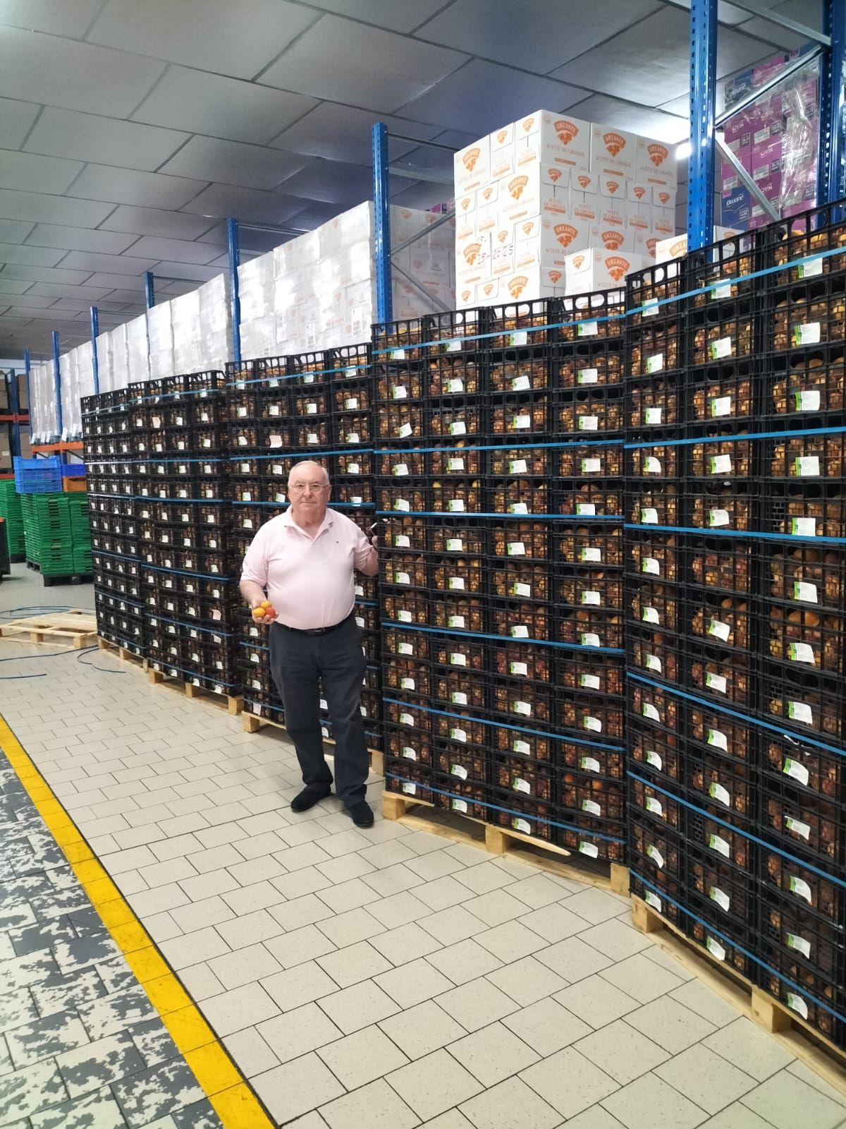 Santiago Miralles, presidente del Banco de Alimentos, con las cajas para el reparto récord que efectuarán este mes