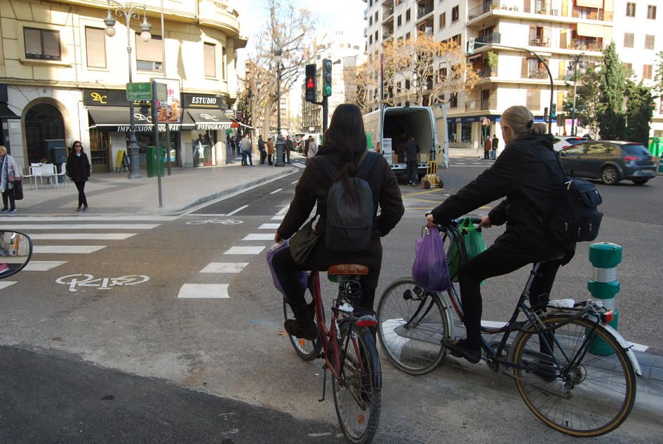 7. Comienza el carril de  Guillem de castro En el cruce con la calle Cuenca  comienza el tramo de Guillem  de Castro. Han quedado atrás  Colón y Xàtiva, aún  pendientes.