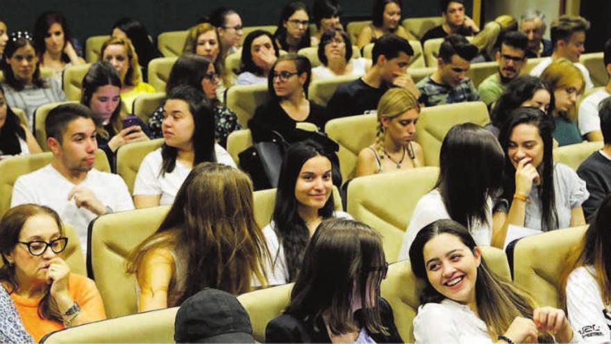 Estudiantes de la Escuela Universitaria de Enfermería y público asistente a un taller de lactancia en el centro. |