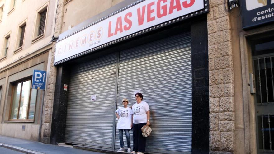 Treballadors de Las Vegas davant dels cinemes tancats i lluint una samarreta on reclamen cobrar, aquest 24 de setembre del 2019.