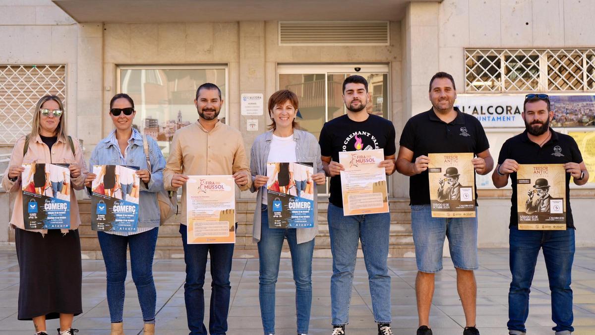 Autoridades de l’Alcora y representantes de las ferias del fin de semana presentaron los carteles de las citas.