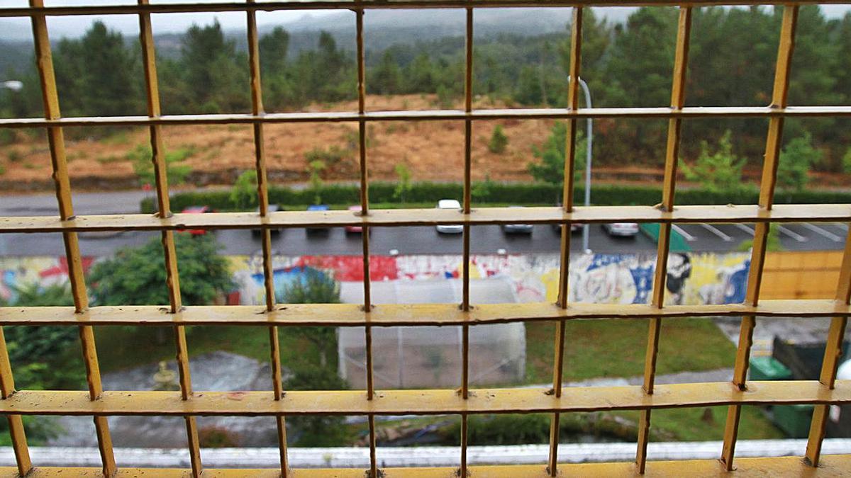 Vista al exterior desde uno de los módulos del centro penitenciario de Pereiro de Aguiar. // IÑAKI OSORIO 