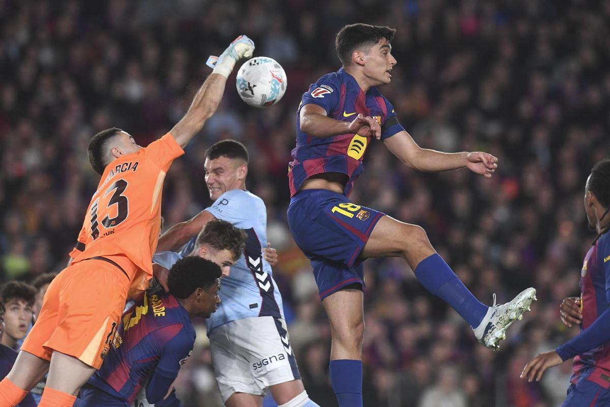 Joan García trata de despejar un balón.