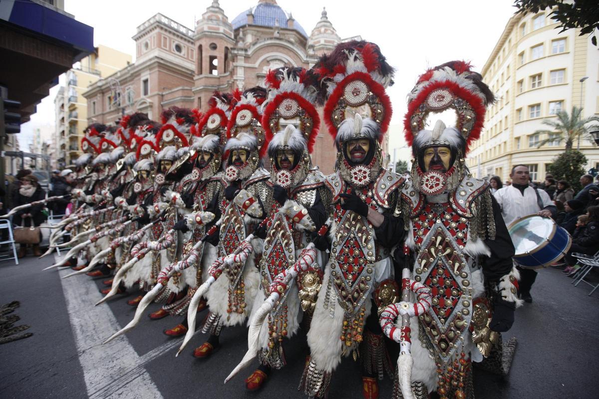 Los Moros d'Alqueria en fotografía de archivo a su paso por la plaza María Agustina.