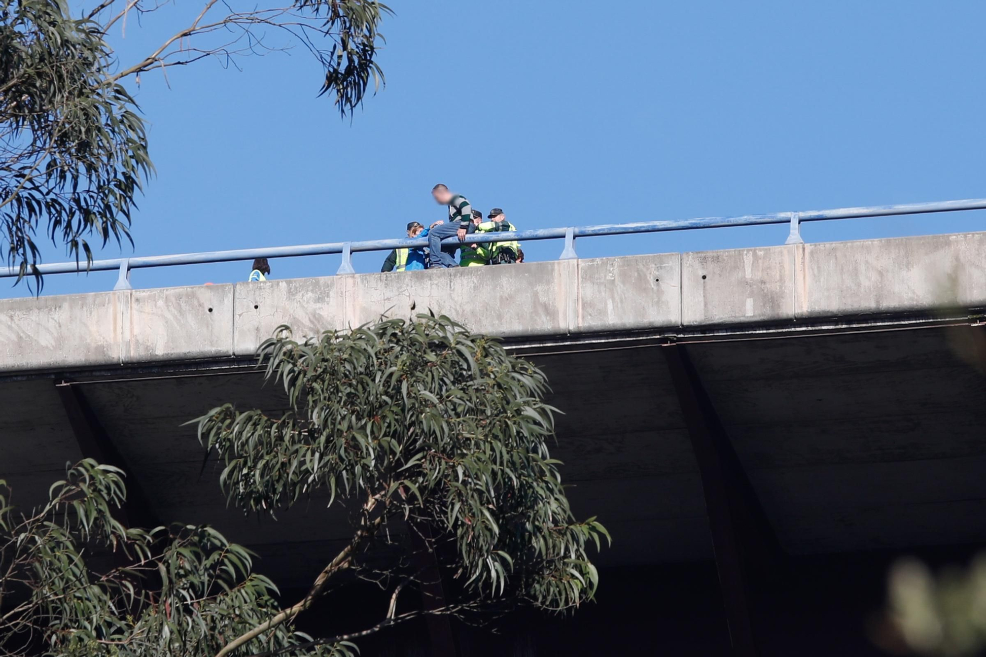 Rescatan a un hombre que intentaba precipitarse por el viaducto de la Consolación de Corvera