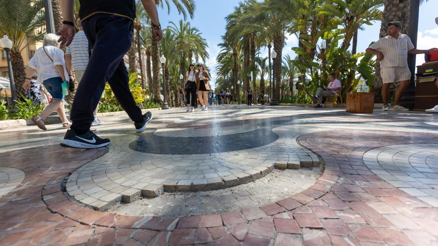 La Explanada de Alicante da la bienvenida a los cruceristas con &quot;calvas&quot; en sus teselas