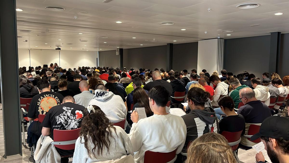 Aspirantes a taxista en el Recinto Ferial