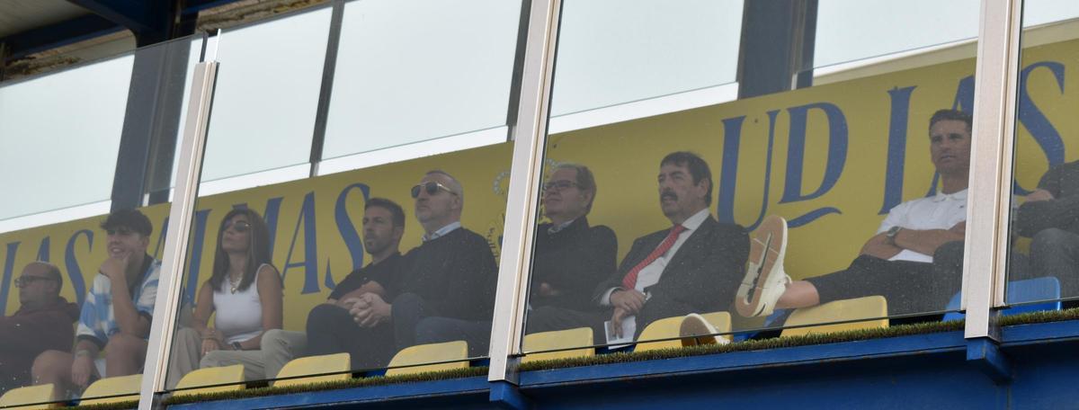 Luis García, junto a presidente Ramírez, en el palco del Anexo, siguiendo la disputa de un partido del filial.