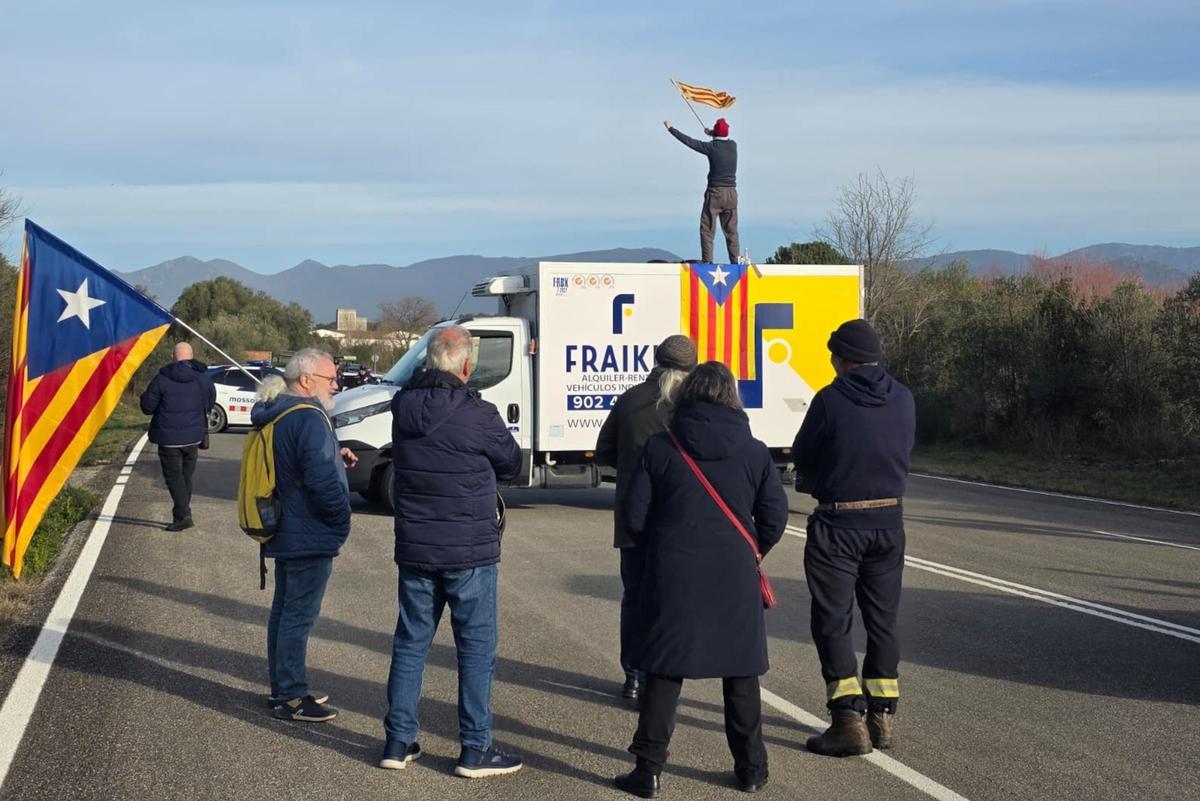 Imatge de la protesta que ha tallat la via d'accés a la base militar de Sant Climent Sescebes.