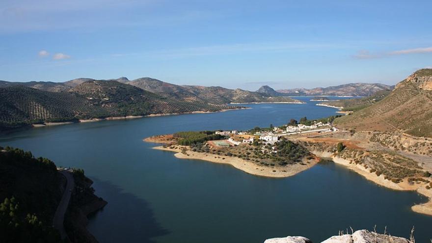 El autogiro accidentado ha sido localizado a 45 metros de profundidad en el embalse.