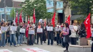 "Con nuestros derechos no se juega": los trabajadores del textil de A Coruña mantienen el pulso contra los recortes salariales