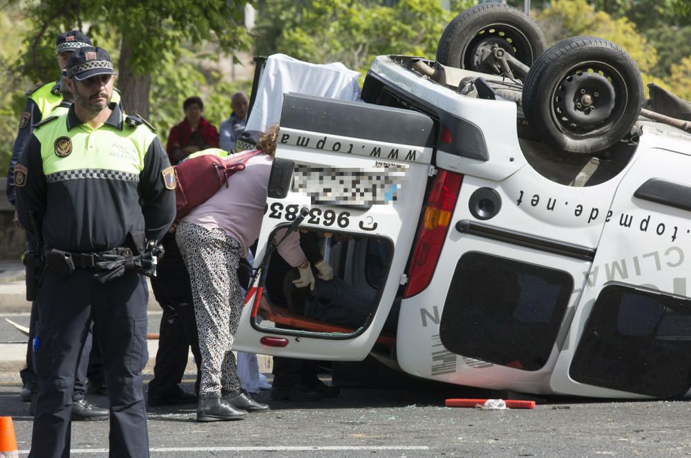 Una mujer muere en un aparatoso choque con un conductor ebrio en València